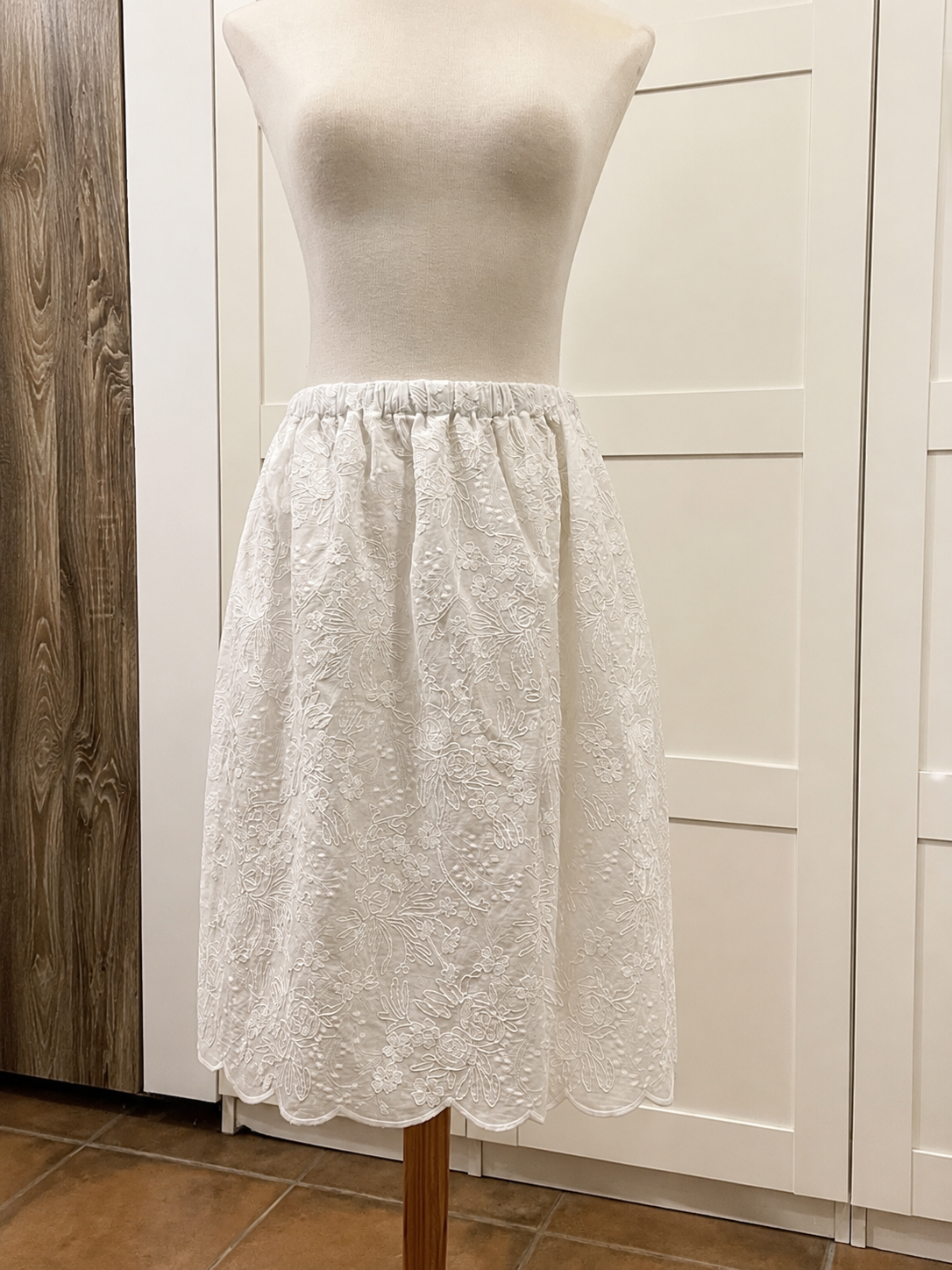 Faldilla brodada blanca| L’Atelier del Bosc